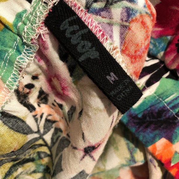 Tropical Floral Print Drawstring Beach Shorts- Size Medium - Picture 9 of 9